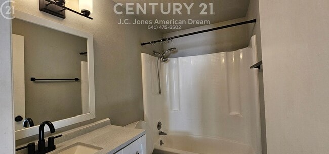 Building Photo - 2 Bed, 1.5 Bath Town Home North Medford