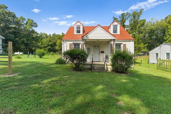 Building Photo - Newly Remodeled 3-Bedroom Home in Town of Blackstone!