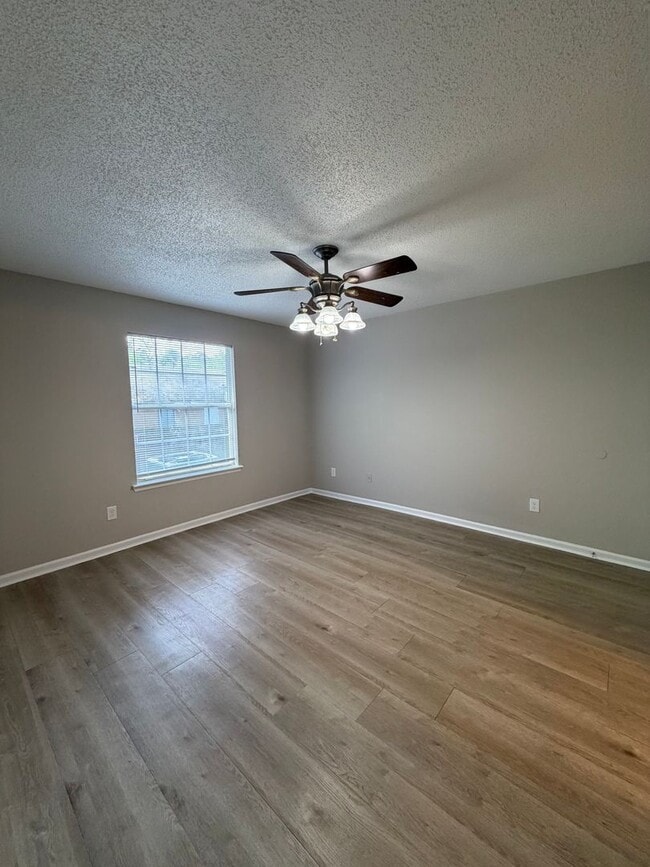 Building Photo - Gorgeous 2/2 newly renovated townhome available now!