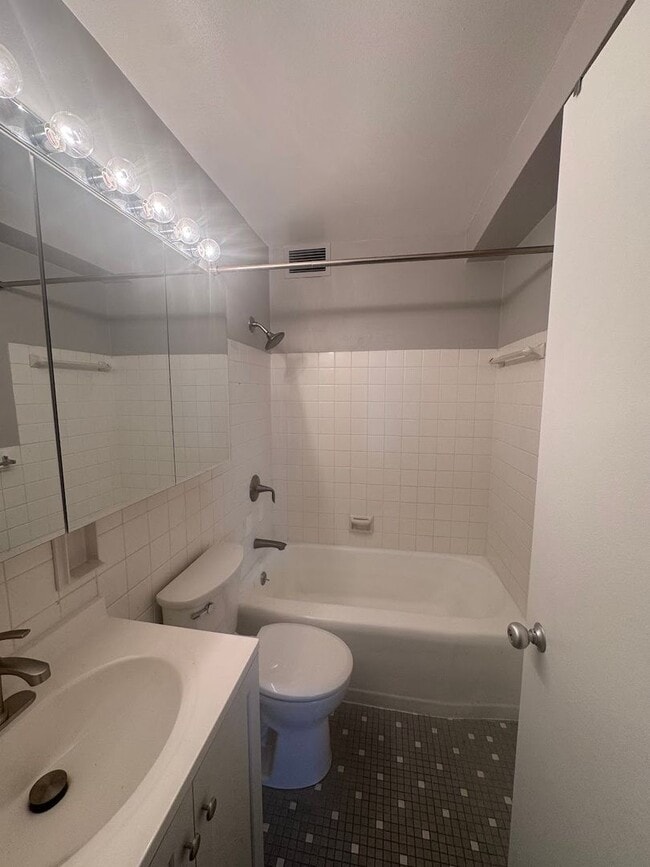 Building Photo - 3 Bed 1.5 Bath in Lakeview!