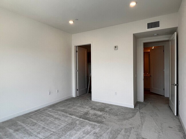 Building Photo - Luxury Condo in Lexington at Central Park West - Available Beginning of September!!