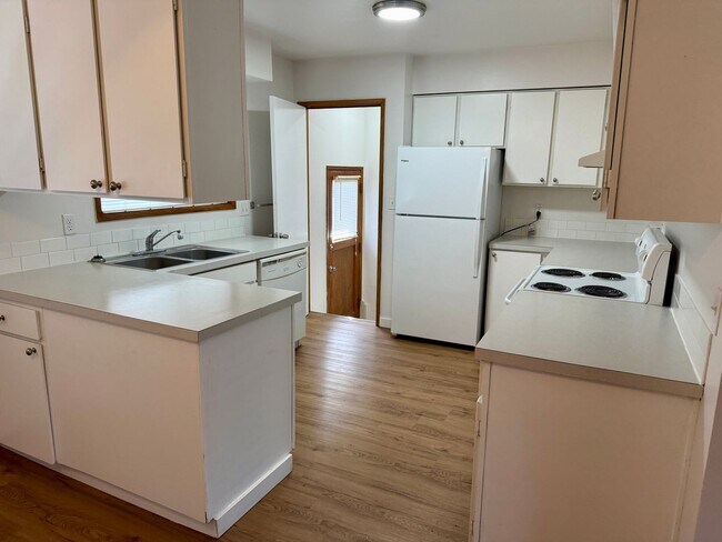 Building Photo - Kenilworth Mid-Century Plex, lives like a home