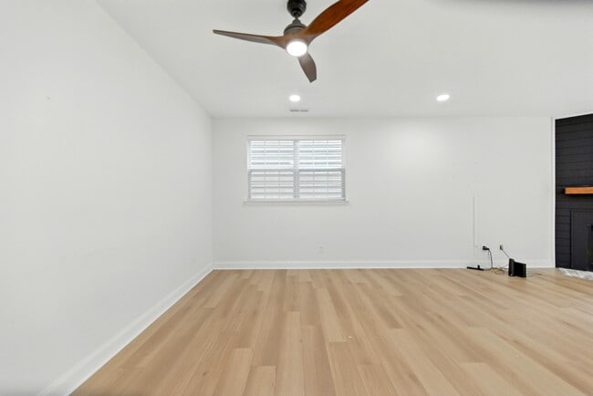 Building Photo - 3018 Silver Charm Cir