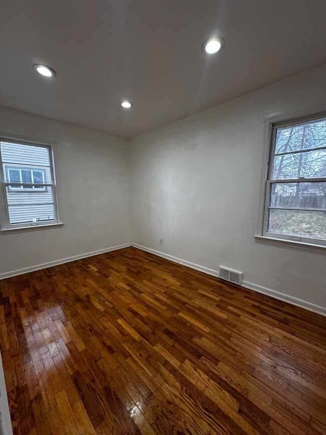 Building Photo - 1652 Stanley St