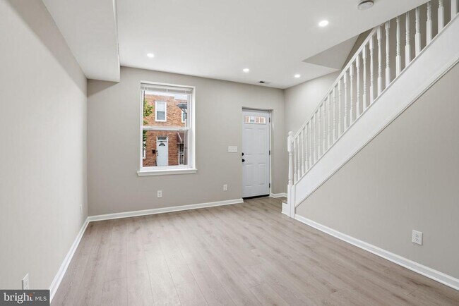 Building Photo - 2710 Mura St