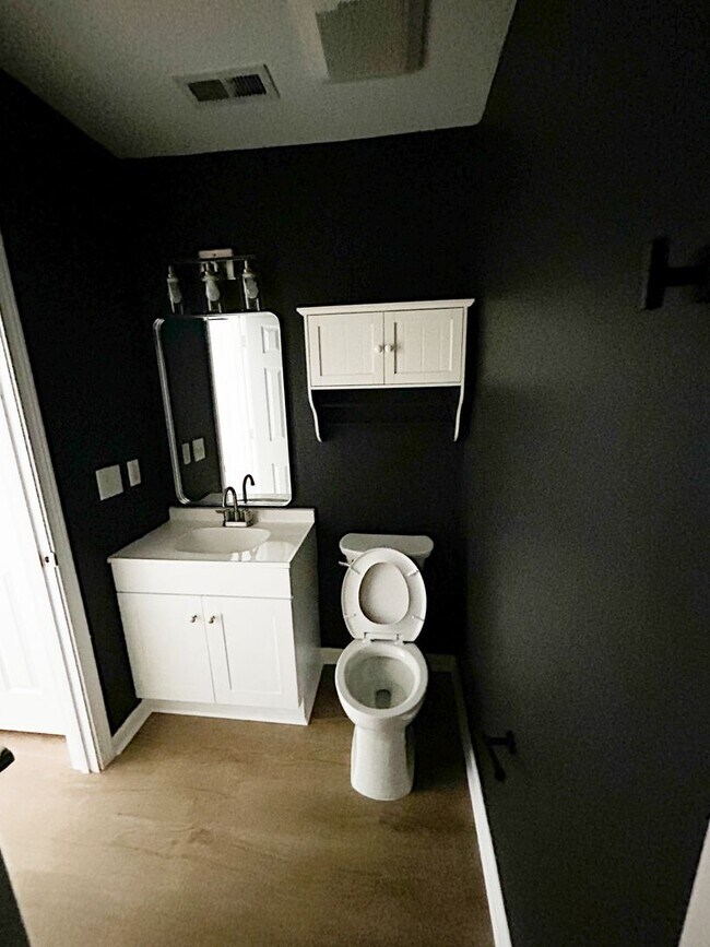 Building Photo - $200 Off 1st Month's Rent - 2 Bdrm/ 2 Bath, Townhome in Wilmington