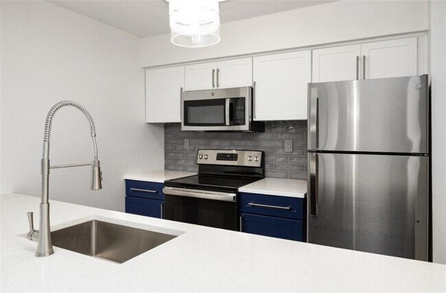 Building Photo - 6873 Peachtree Dunwoody Rd NE
