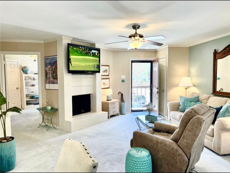 Building Photo - 16301 Ledgemont Ln