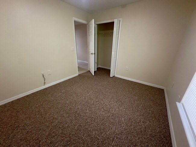 Building Photo - Large 4/2 Single Story Home