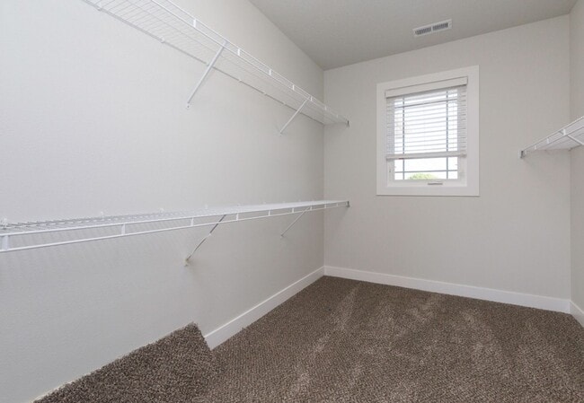 Building Photo - Beautiful, single-family home in Altoona! ...