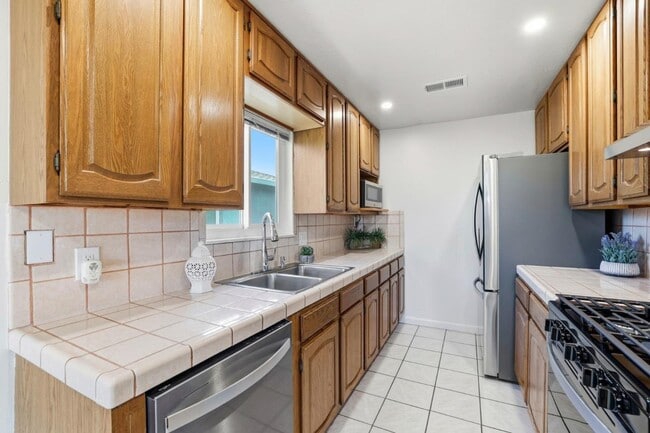 Building Photo - 1861 Nelson Dr