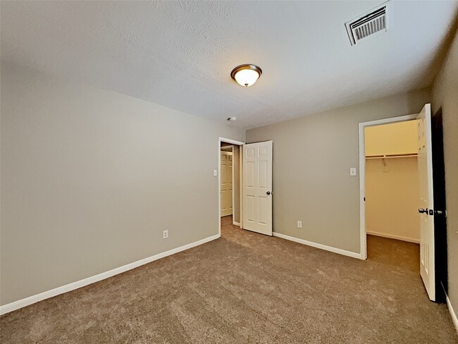 Building Photo - 9003 Cypress Square Dr