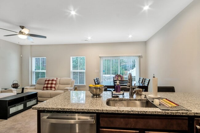 Building Photo - Fully Furnished 3 Bedroom 2.5 Bath Townhom...