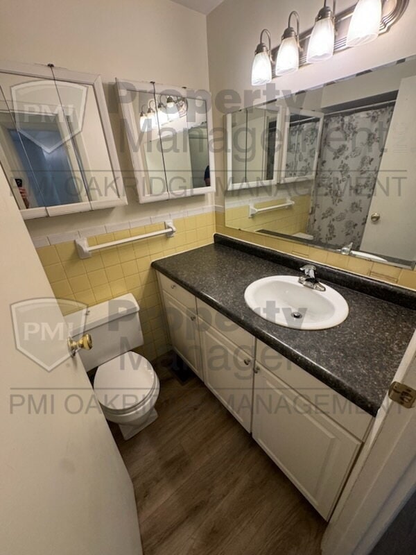 Building Photo - Single Level  2 Bed Apartment with Garage