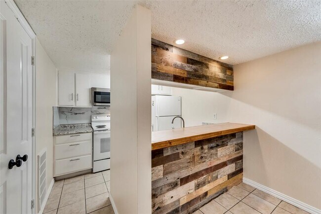 Building Photo - 3121 Park Ln
