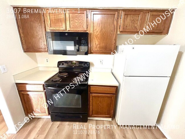 Building Photo - Available Now! DOWNSTAIRS 2 Bedroom / 1 Ba...