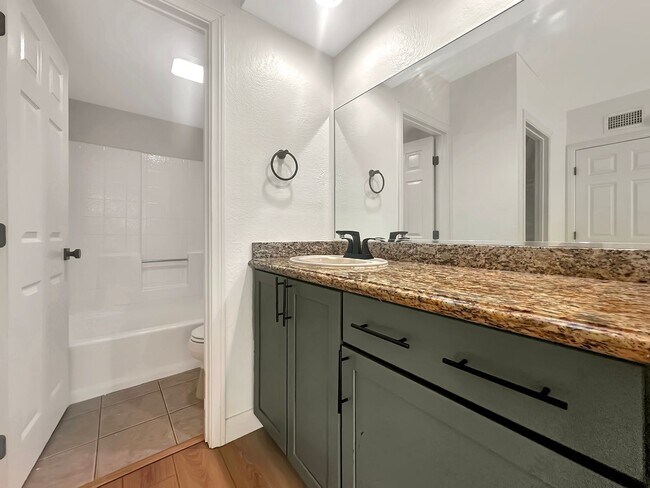 Building Photo - Beautiful 2BD/2BA Condo in North Park W/ C...