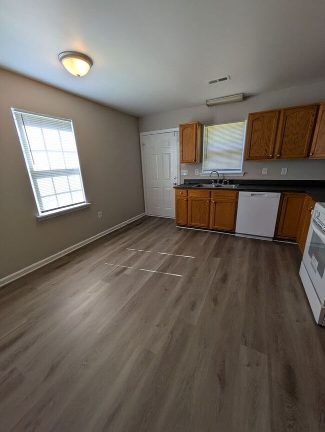 Building Photo - 2BD/1BA Duplex in Newton
