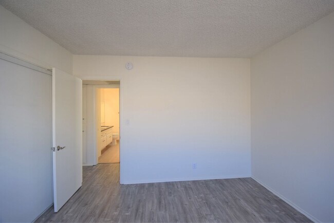 Building Photo - 5036