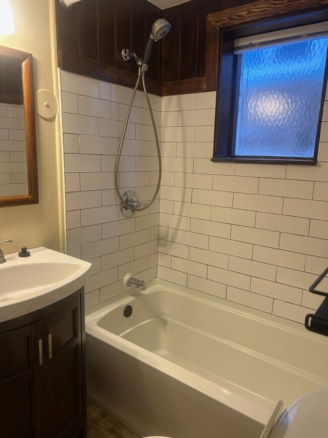 Building Photo - 412 8th St