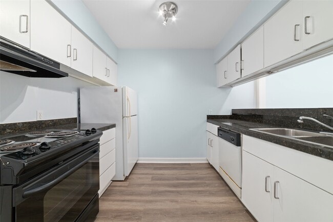 Building Photo - 3300 Yorktown St