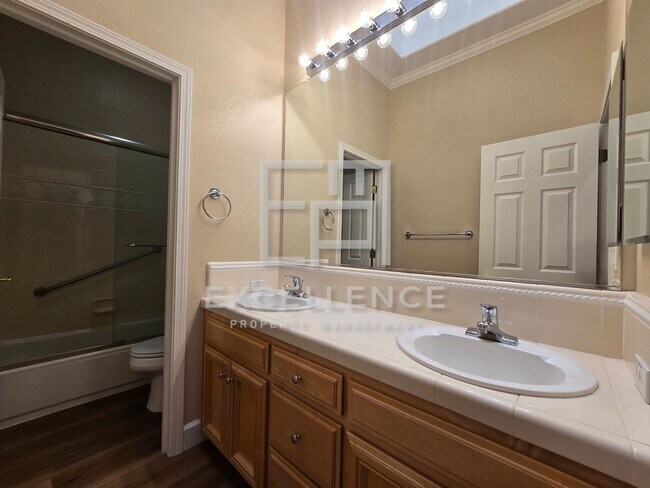 Building Photo - 3/2.5 Home + Office with 2219SF of Beautif...