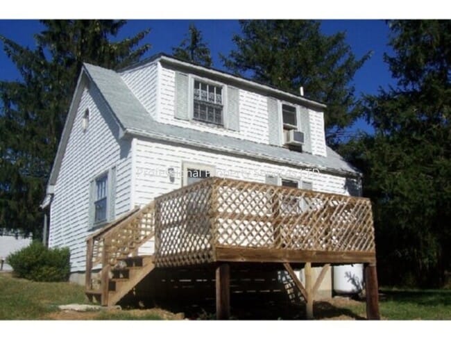 Building Photo - Country Living Near Commuter Routes