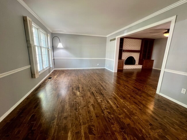 Building Photo - 1685 Lochcrest Dr