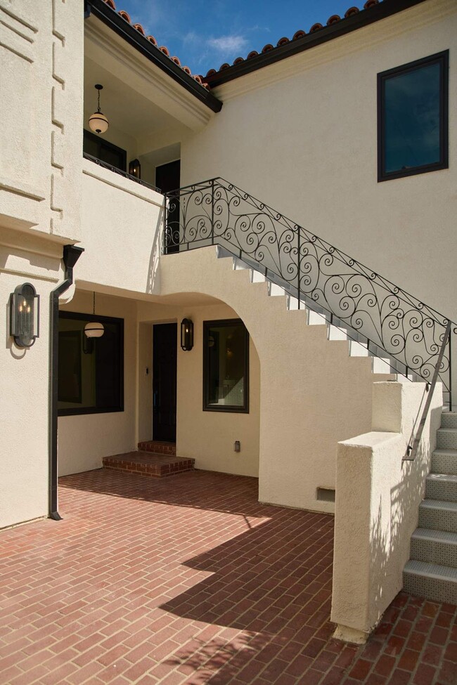 Building Photo - 236 S Reeves Dr