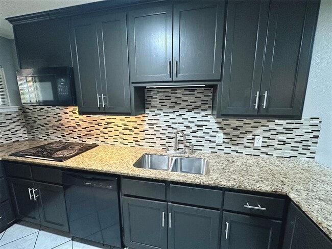 Building Photo - 601 W 11th St