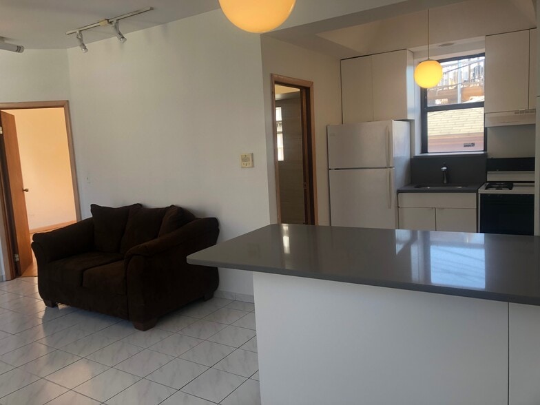 Building Photo - 537 N Claremont Ave