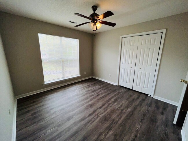Building Photo - Northgate district! 4 bed/2.5 full bath, newly renovated, large lot, approx 2500 sqft, 2 car gara...
