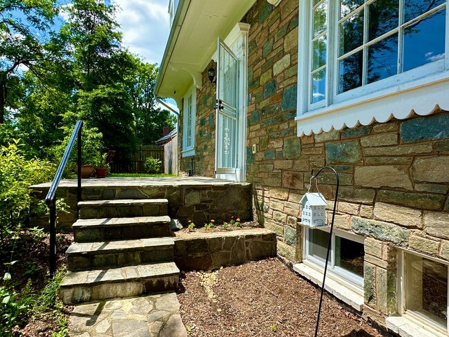 Building Photo - Check Out This Hidden House on a Hill!