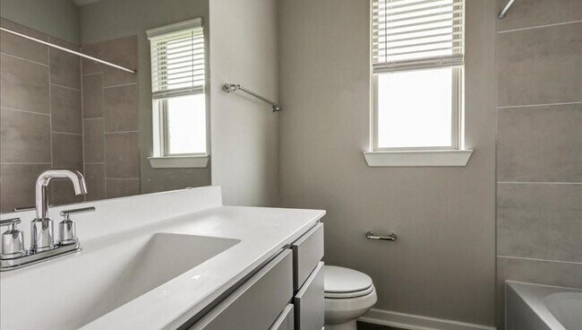 Building Photo - 810 Whispering Winds Dr