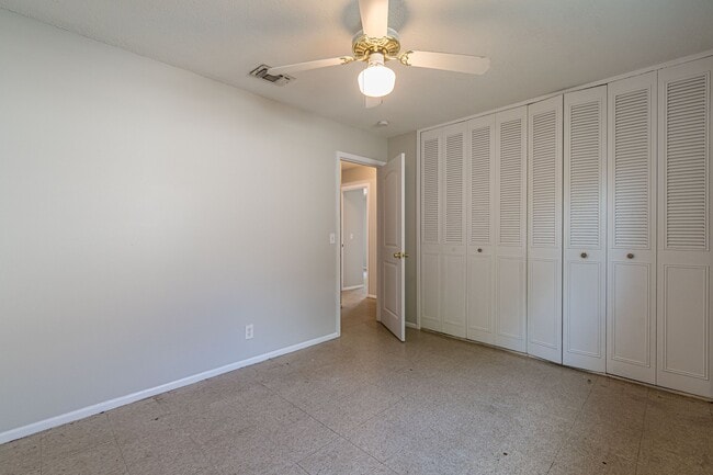 Building Photo - 9518 Millbrook Dr
