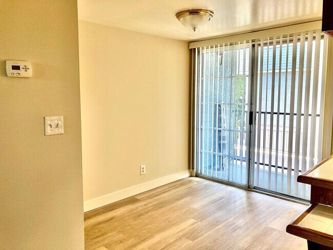 Building Photo - Charming 2 Bedroom 2 Bath townhouse with a...