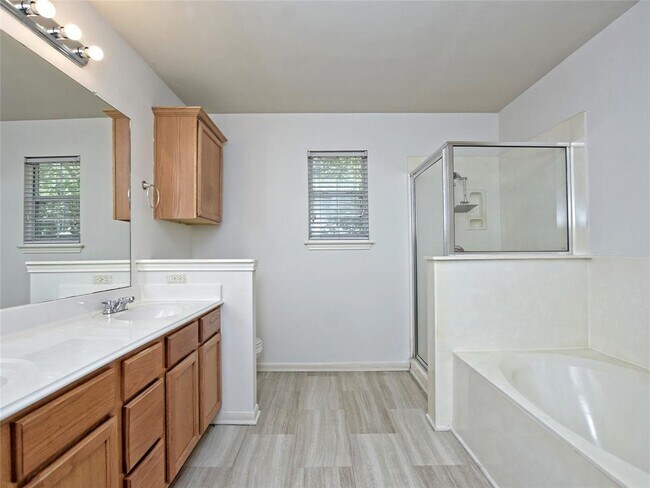 Building Photo - 305 N Heatherwilde Blvd