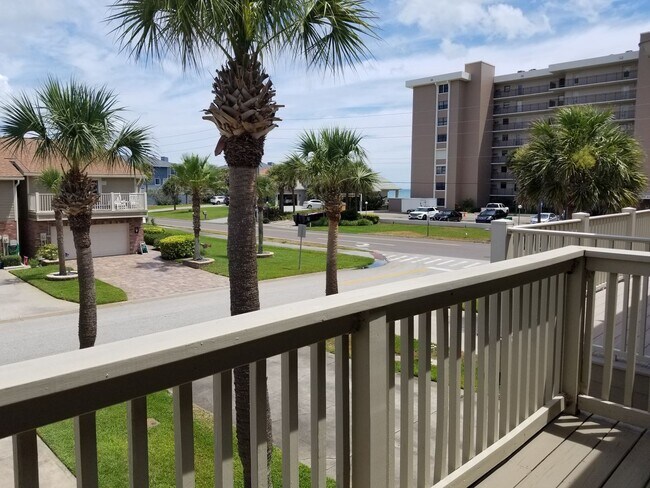 Building Photo - Beautiful Townhome 2 Bedroom 2.5 Bathroom Lease Special!!! 1 month free rent!!!!