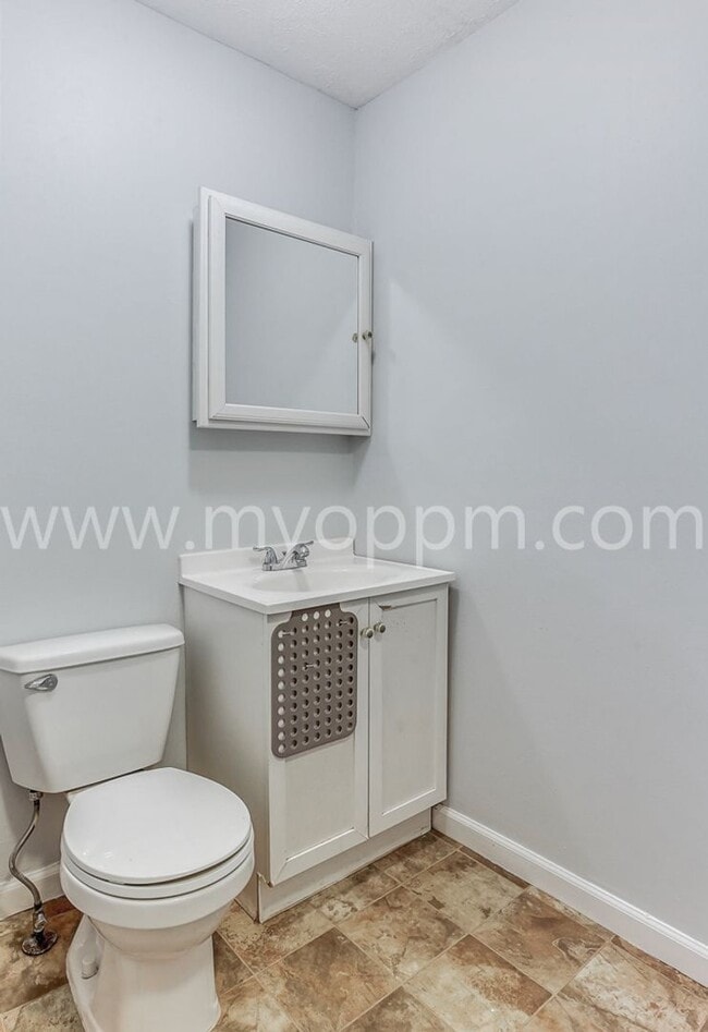 Building Photo - Beautiful 2 Bedroom / 1 Bathroom Home | Ne...