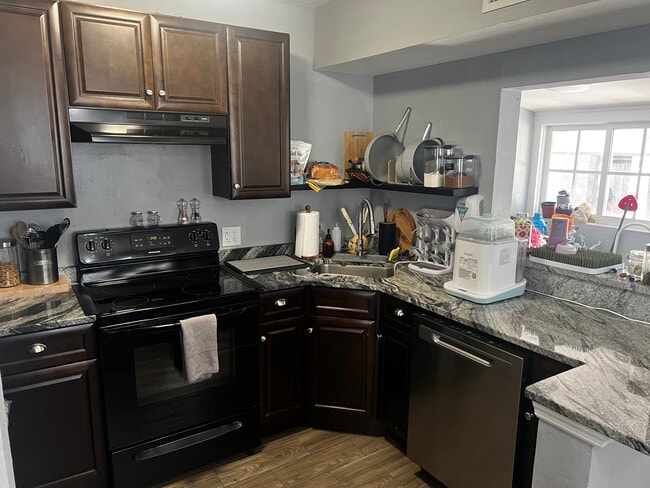 Building Photo - 1533 Hough St