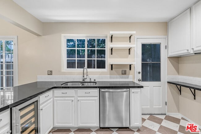 Building Photo - 6053 Scenic Ave