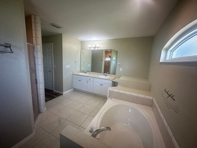 Building Photo - 4 Bedroom plus Den - 2 Bathrooms - 2 Car G...