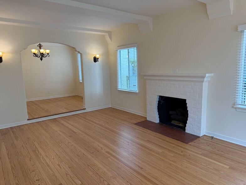 Building Photo - 617 W Glenoaks Blvd