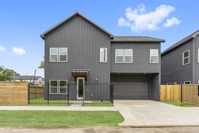 Building Photo - 4303 Buck St