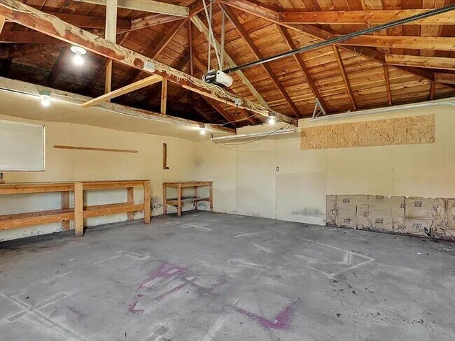 Building Photo - 1529 E Bismark Ave
