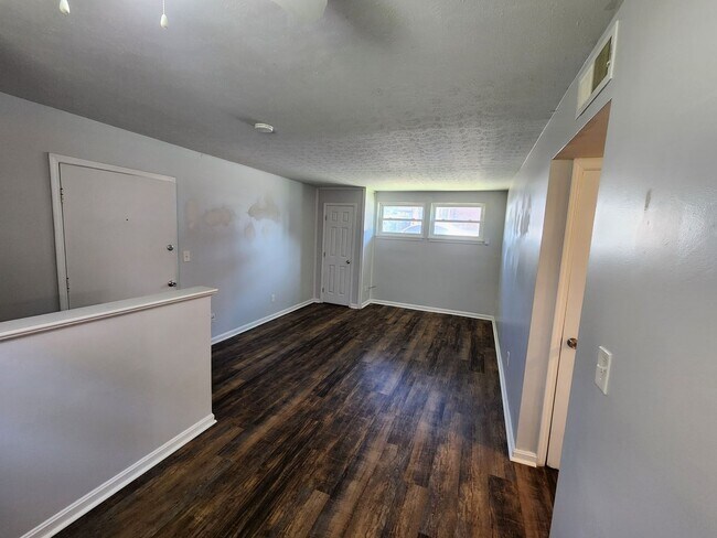 Building Photo - Charming 1 bedroom 1 bath apartment for re...