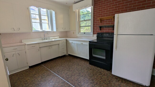 Building Photo - 303 4th St NE