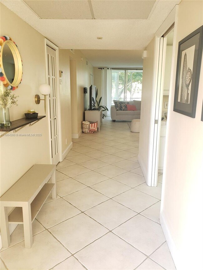 Building Photo - 550 Oaks Ln