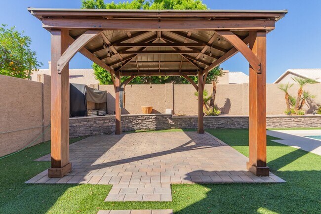 Building Photo - 4 bed 2 bath Stunner w/ Sparkling Pool