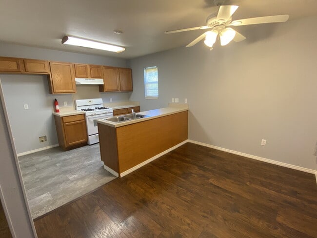 Building Photo - "Cozy 3-Bed Oasis with 2 Baths in Vibrant ...